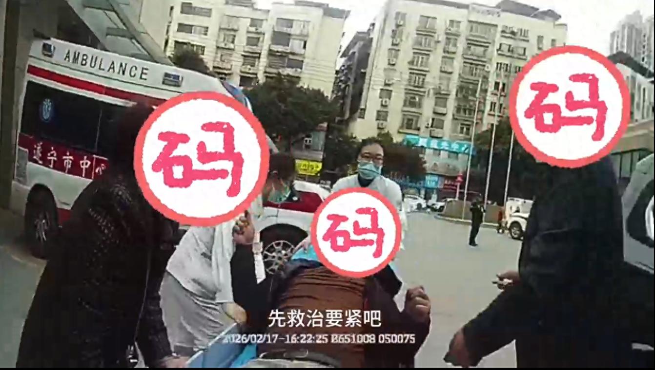 大年初一 乘客突发胸闷 高速公安紧急送医救治