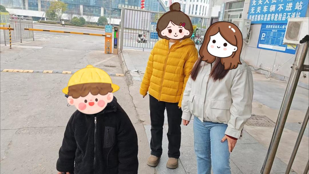 男孩在遂宁街头大哭，接下来发生的事很温暖