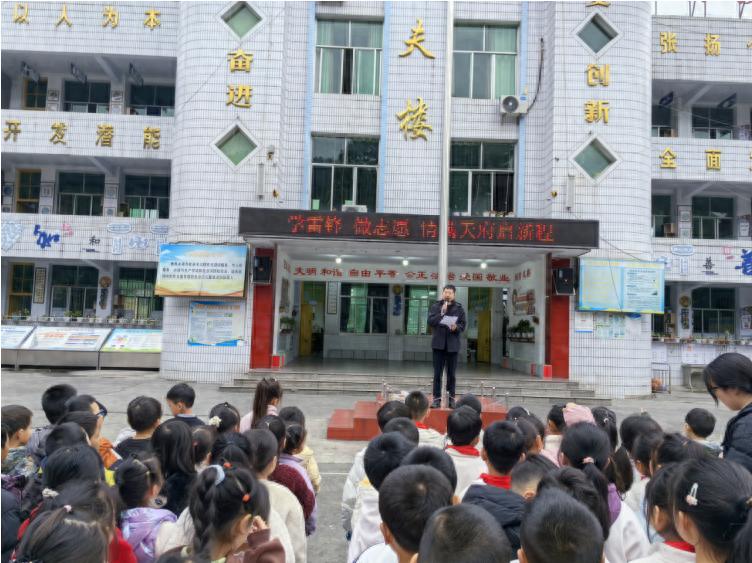 学雷锋 做志愿 情满天府启新程——高县逸夫小学校开展“学雷锋志愿服务月”主题活动