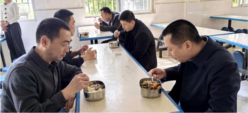 江安县教体局领导深入白沙小学检查食堂工作 践行陪餐制度守护师生“舌尖安全”