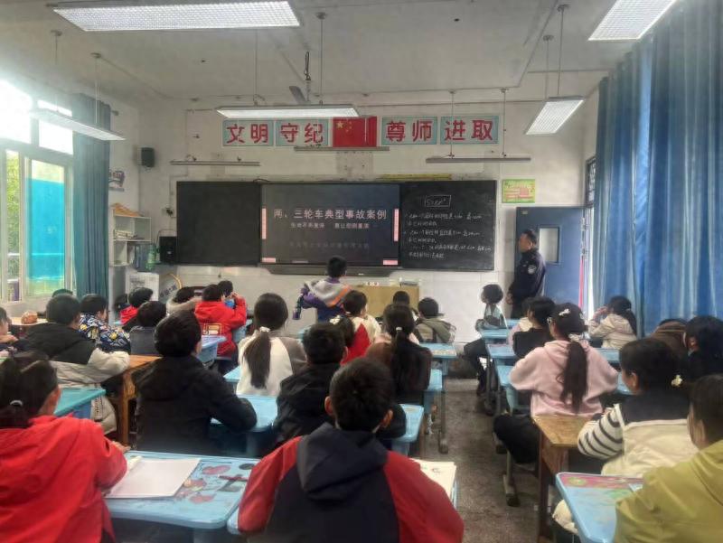 江安县留耕镇中心小学校开展交通安全进校园主题宣讲活动