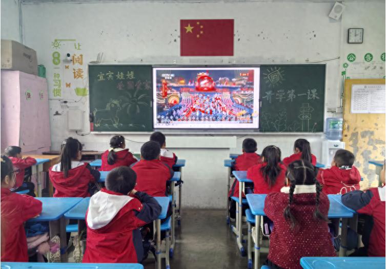 宜宾娃娃 爱国爱家——高县逸夫小学开展2026年春期开学第一课活动