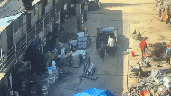 遂宁两男子深夜盗窃被发现后逃跑，民警半路“守株待兔”