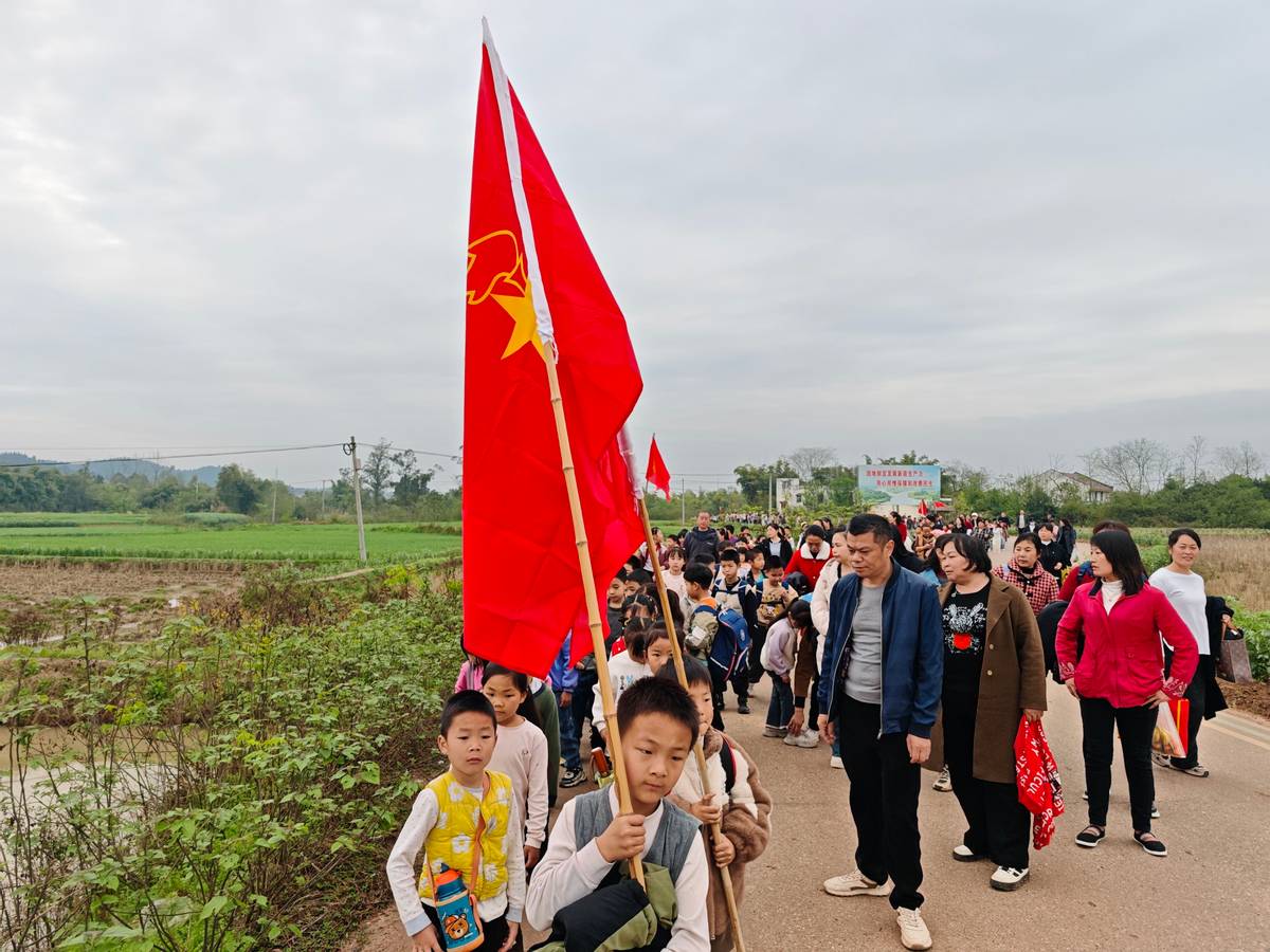 遂宁安居区大安小学开展“拥抱春天 快乐同行”春季春游拉练活动