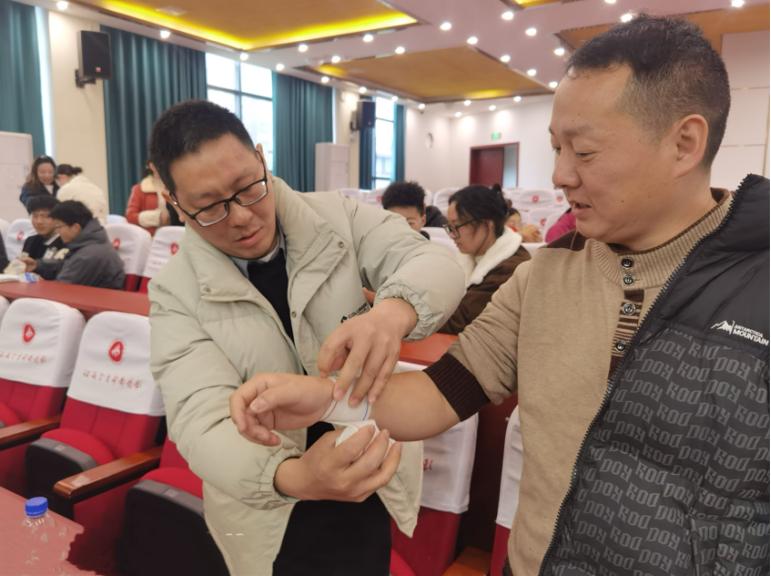 宜宾市南溪四中开展红十字急救培训 筑牢校园安全“防护网”