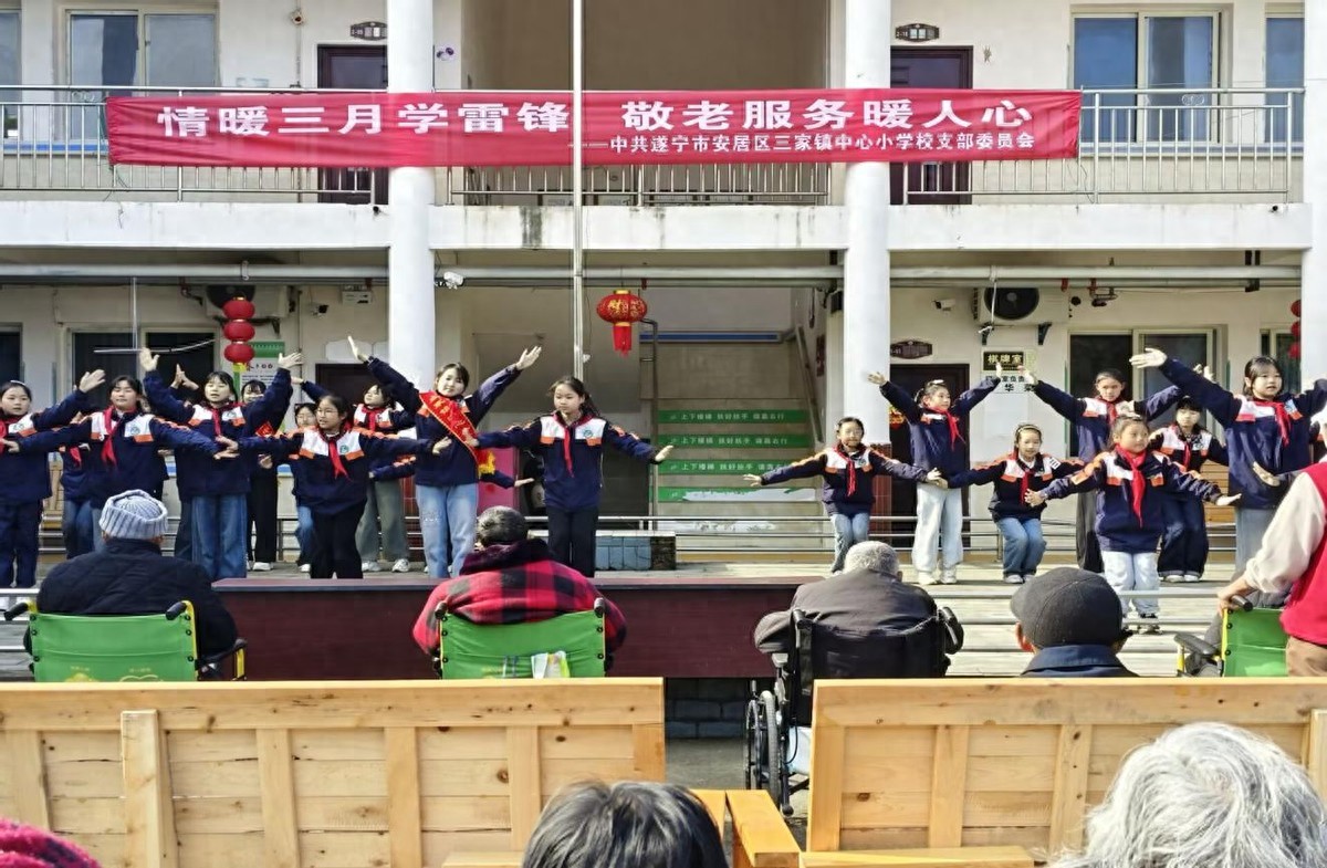 情暖三月学雷锋 敬老服务暖人心——三家小学开展敬老志愿服务活动