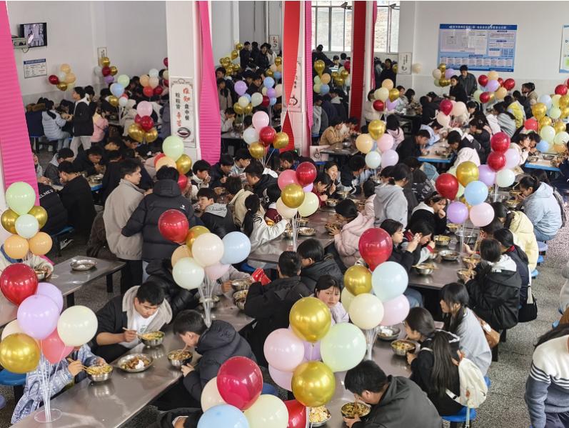 宜宾市叙州区高新综合高级中学校：暖心午餐助高考 温情陪伴赴征程