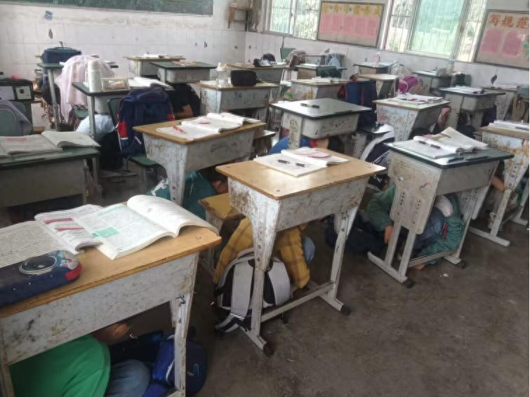 宜宾市叙州区双龙学校黄格小学校区开展地震应急疏散逃生演练