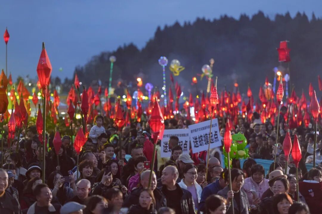万人送蛴蟆！遂宁街头太壮观了