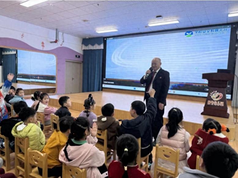 法治护航守成长 防溺安全入童心——宜宾市南溪区蜀粤幼儿园开展法治副校长进校园活动