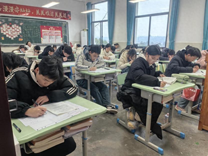 精准把脉明方向 凝心聚力备高考——宜宾市叙州区高场职校举行2026年春期高三第一次联考