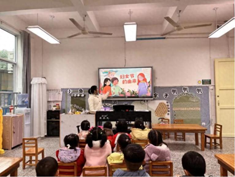 宜宾市南溪区南溪街道中心幼儿园开展“三八”国际妇女节主题教育活动