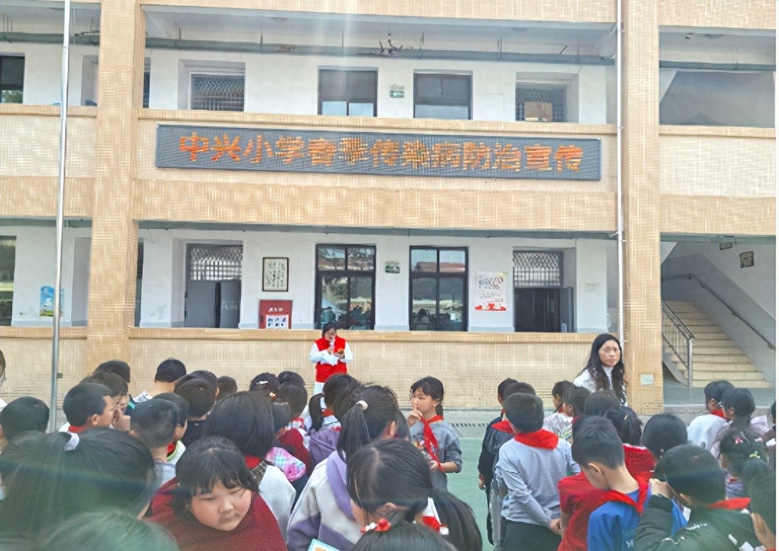 遂宁安居区中兴镇卫生院走进中兴小学开展春季传染病防治宣传讲座