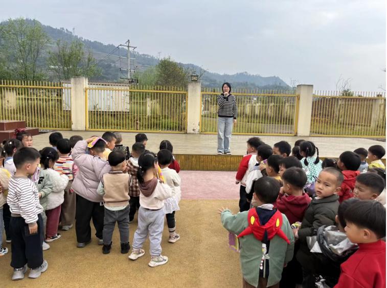 关注消防 生命至上——宜宾市叙州区双龙镇中心幼儿园开展消防安全疏散演练