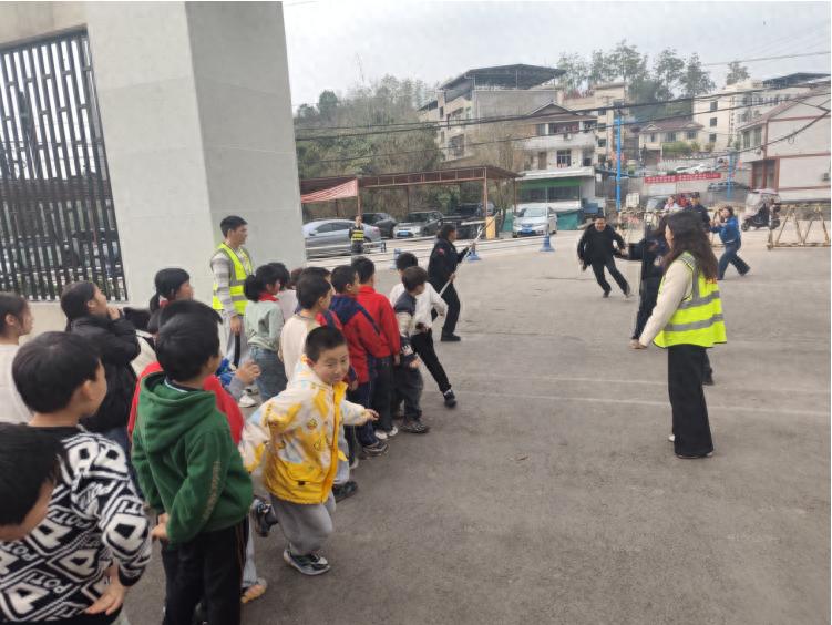 以练筑防 护校安园——宜宾市南溪区黄沙镇中心小学校开展反恐防暴应急演练