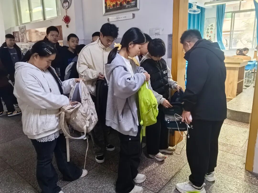 策马扬鞭启新程 温馨守护待花开——遂宁四中2026春季学期开学纪实