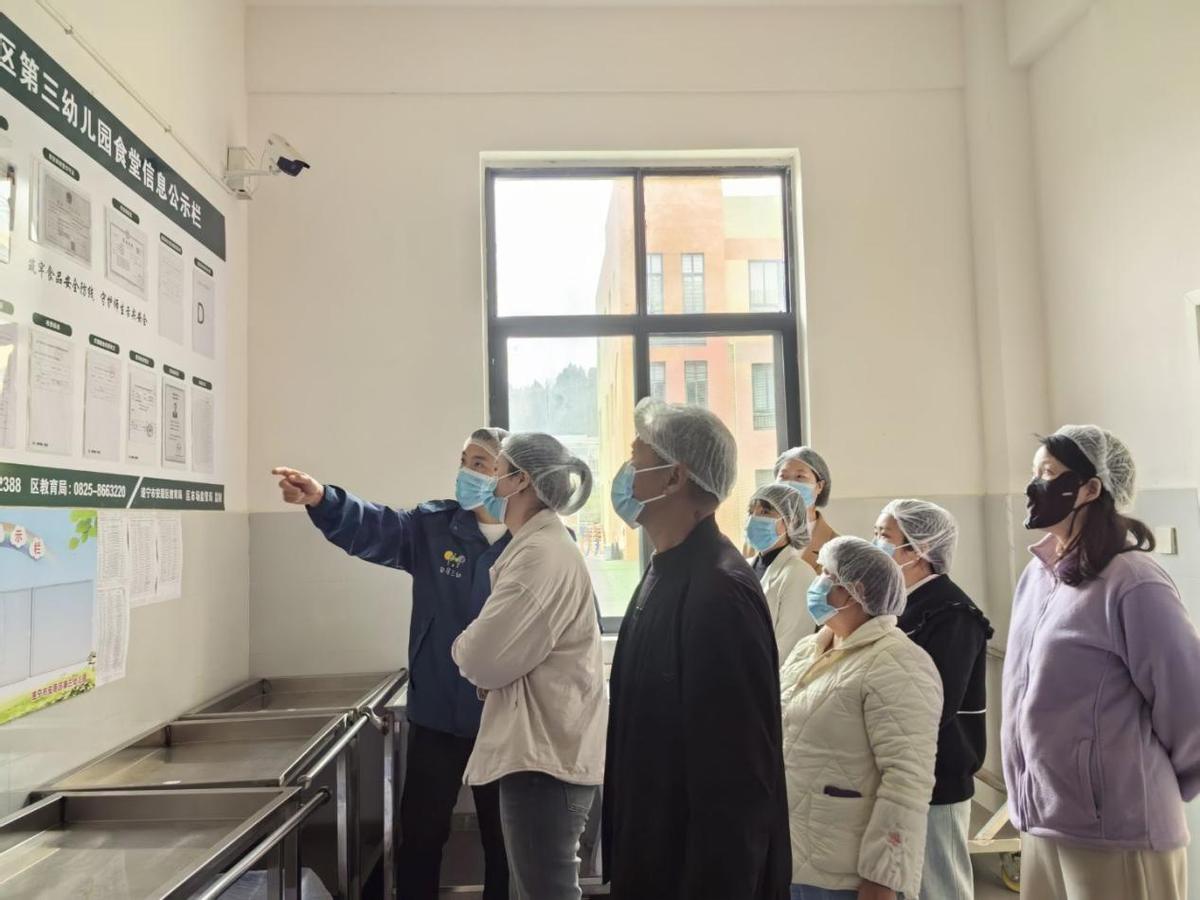 家园同心启新程 携手护航伴成长—安居三幼召开2026春季开学家长会为凝聚家园共育合力，护航幼儿健康成长，安居三幼于3月6日上午召开2026年春季开学家长会，特邀嘉宾、全体师生及家长120余人参会。    会上，园长李培虎发表致辞，回顾2025年办园成果，并对新学期学校发展方向、活动计划、家园共育等方面进行交流；安居凤凰派出所民警杨镇蔚围绕防拐骗、防性侵等多方面进行了法制安全教育讲座，强化家长法治与安全意识；安居疾控中心疾控科科长杨鑫进行了学校春季传染病防控知识培训；副园长刘佳围绕校园安全、卫生保健等作重点