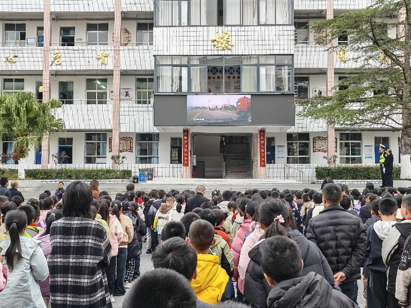 遂宁安居区东禅小学开展交通安全开学第一课主题教育活动