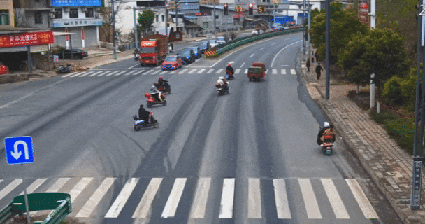 遂宁公安：红灯变绿，前车却纹丝不动！民警走近一看发现……