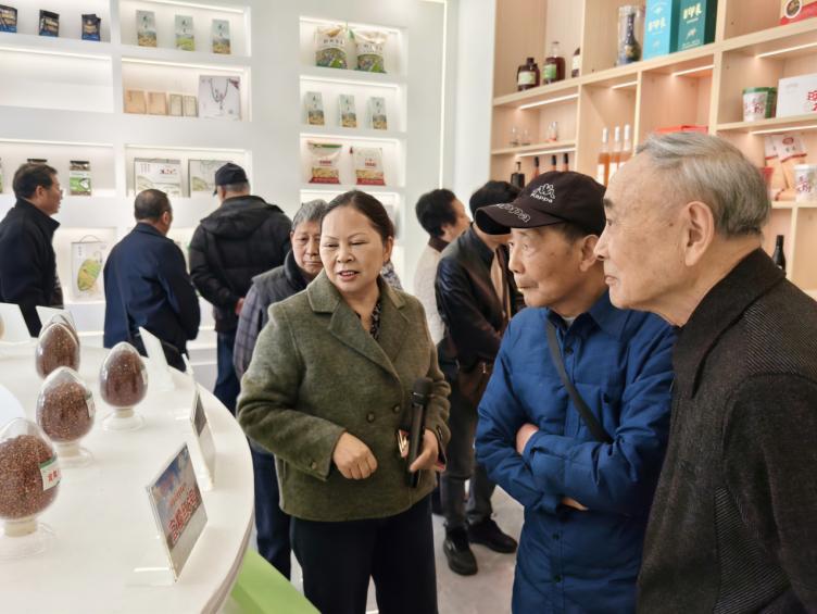 银发智囊聚合力 共鉴农科新气象——南溪区离退休干部走进宜宾市农科院南溪分院开展专题调研