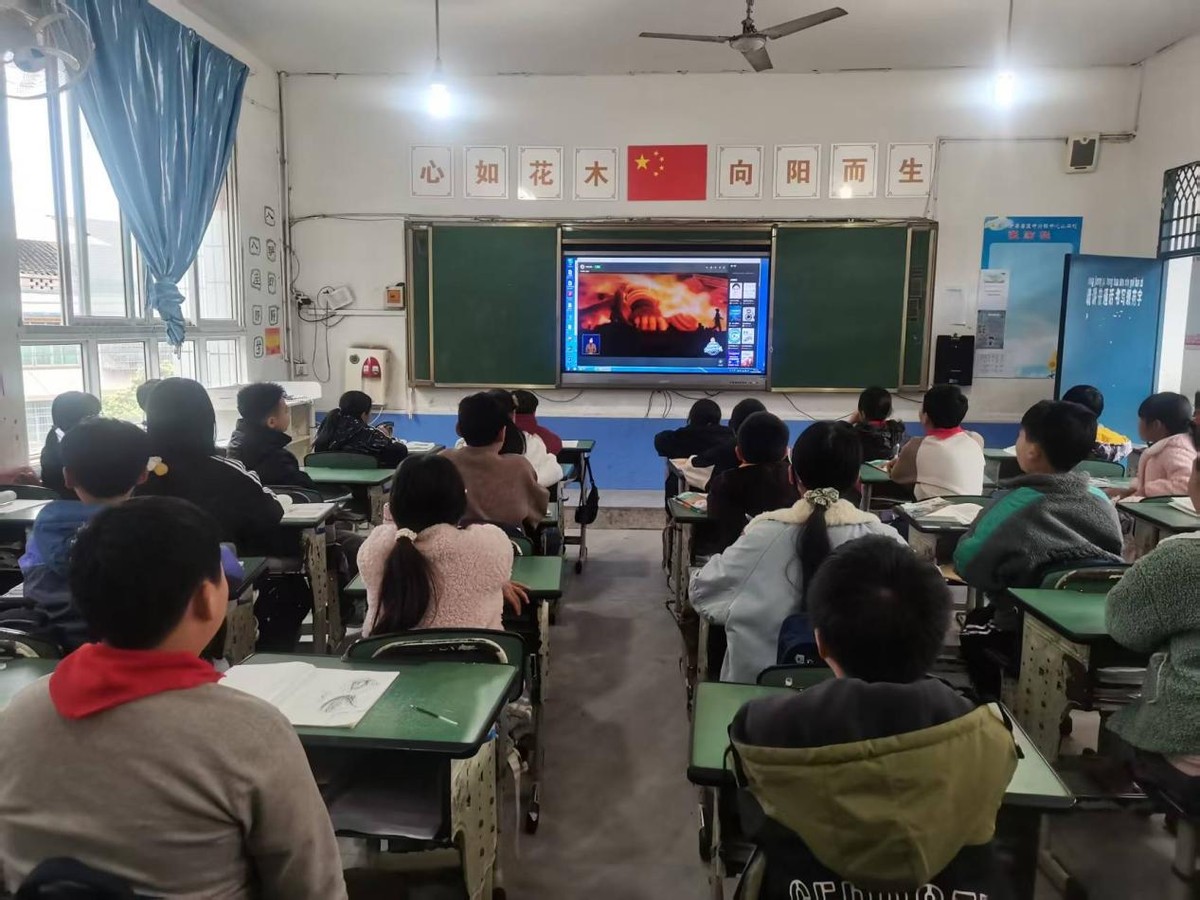 遂宁安居区中兴小学组织全体学生观看消防安全公开课