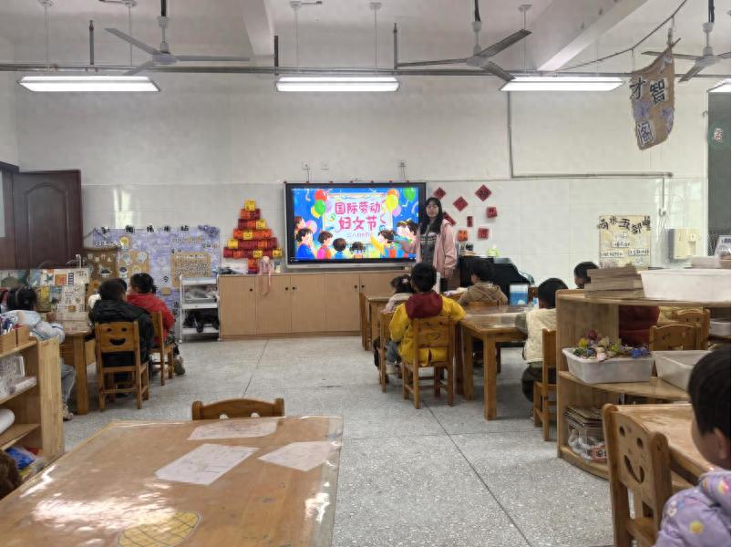 花开三月天 致敬最美的她——宜宾市南溪区长兴镇中心幼儿园开展“三八”国际妇女节主题活动