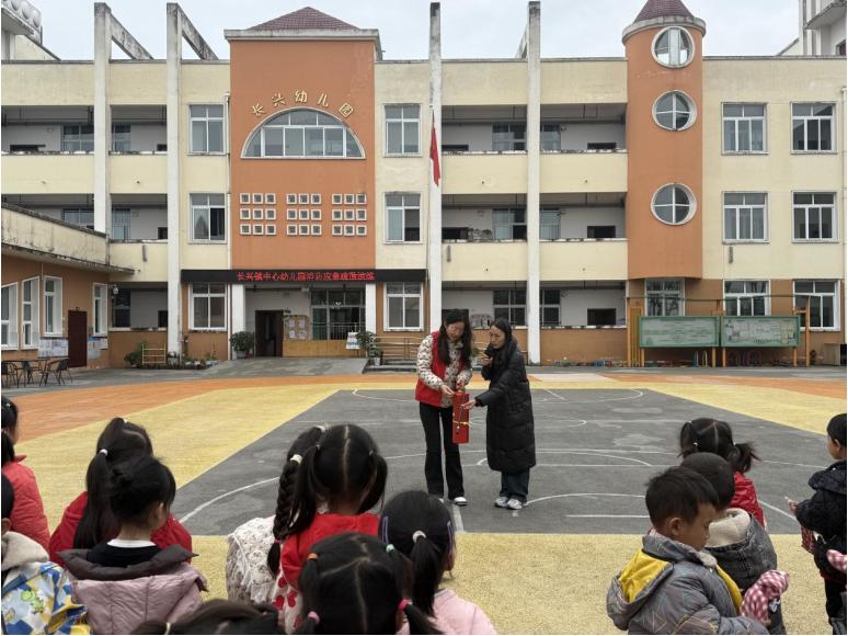 以练筑防 护航童年——宜宾市南溪区长兴镇中心幼儿园开展消防应急疏散演练