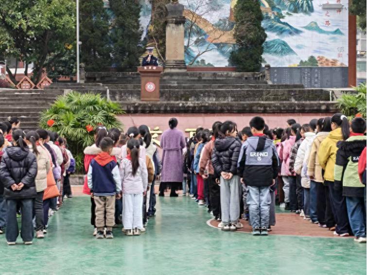严防校园欺凌 守护交通安全——宜宾市一曼小学校开展开学安全教育第一课活动
