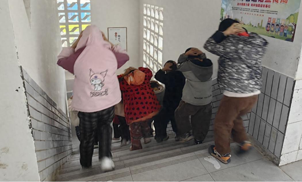 应急演练筑防线 平安校园护成长——平宁小学开展2026应急疏散演练