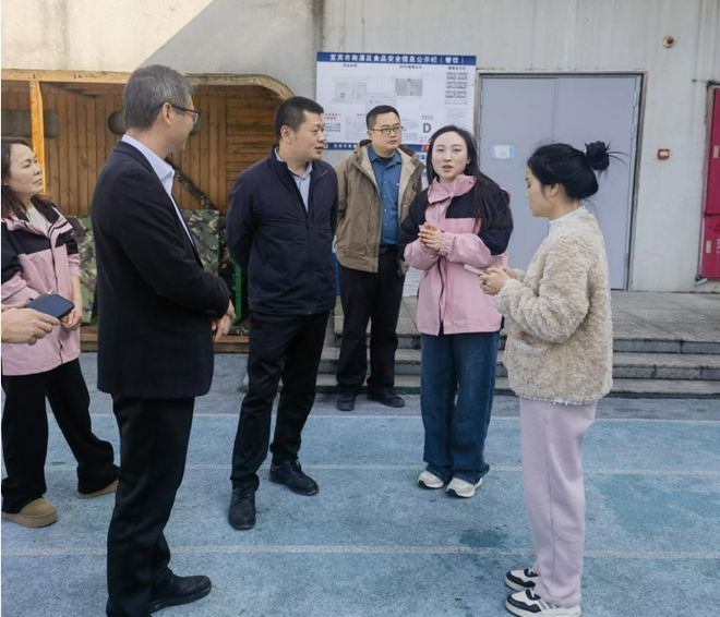 宜宾市南溪区副区长谭宗顺率队到大观镇中心幼儿园指导开学工作