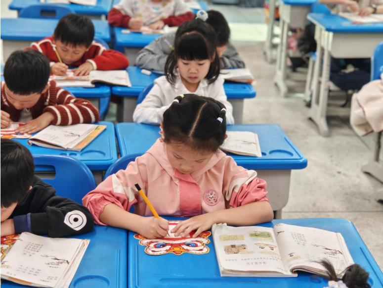 墨香润童心 春韵入笔尖——宜宾市南溪区福临小学校一年级（1）班开展“春韵入笔尖”主题书法比赛