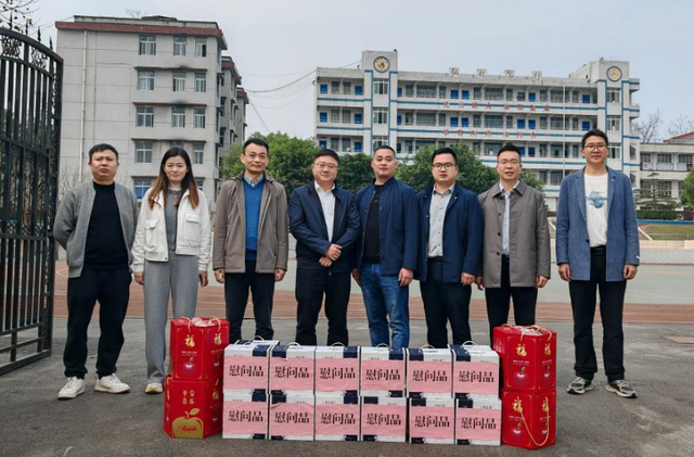 宜宾市江安县铁清镇党委书记、镇长一行赴江安一中开展送温暖活动