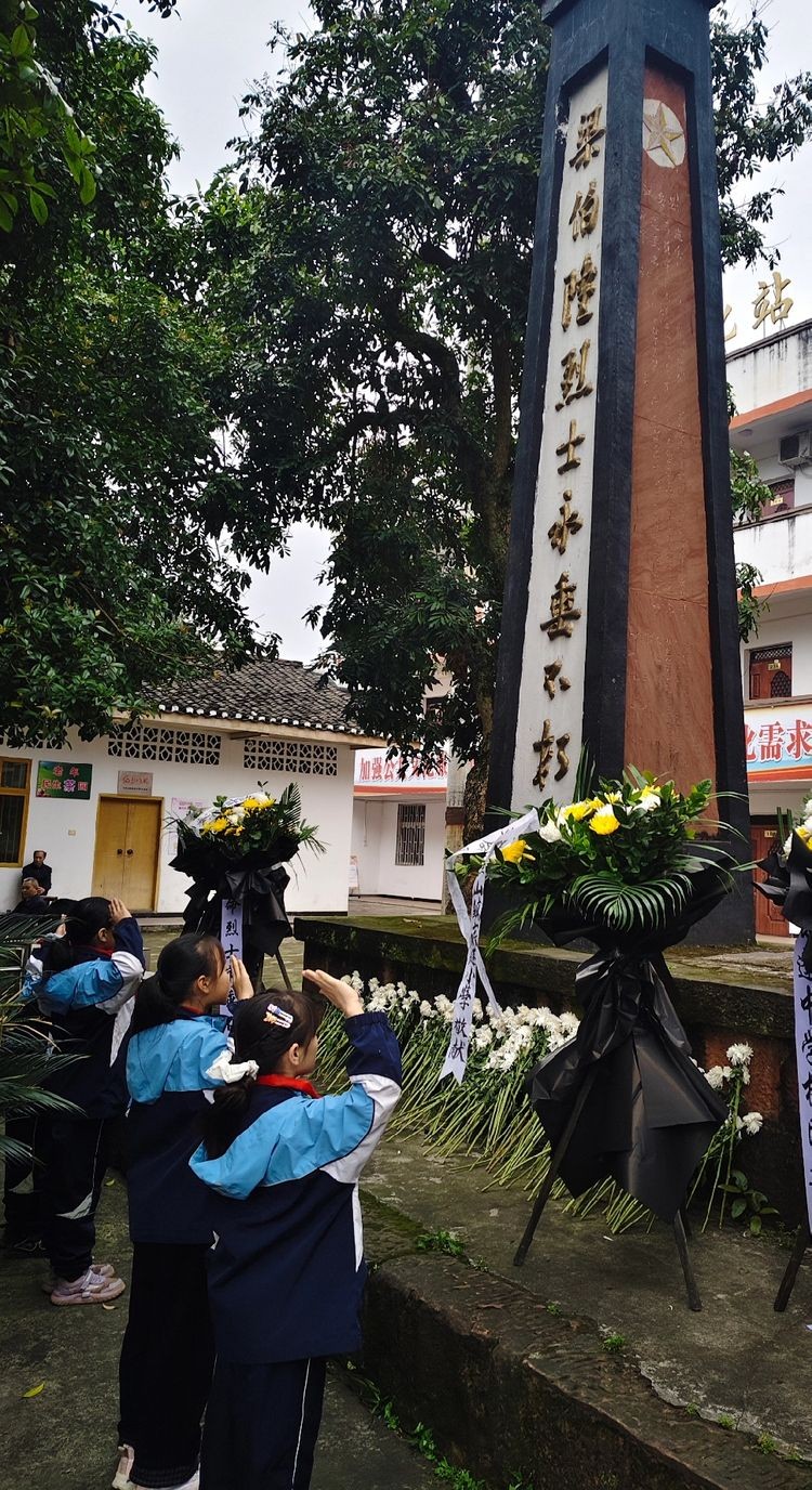 清明时节忆先烈 传统文化润心田——江安县底蓬小学校开展清明祭扫活动