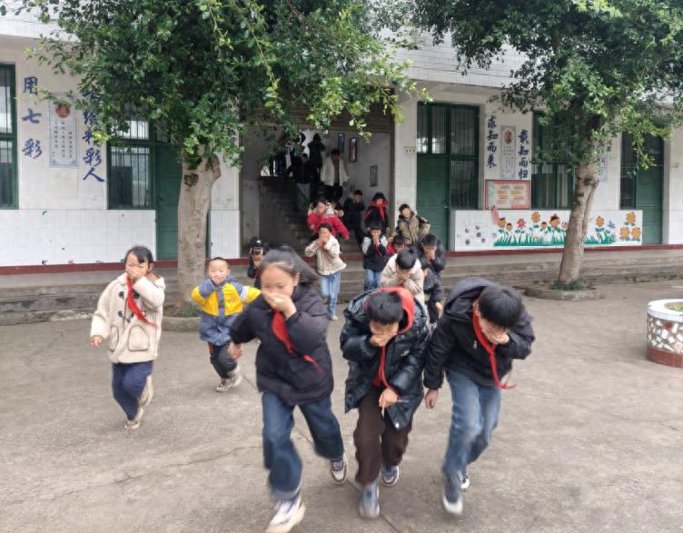 宜宾市叙州区双龙学校水潭小学校区开展2026年春期消防应急疏散演练