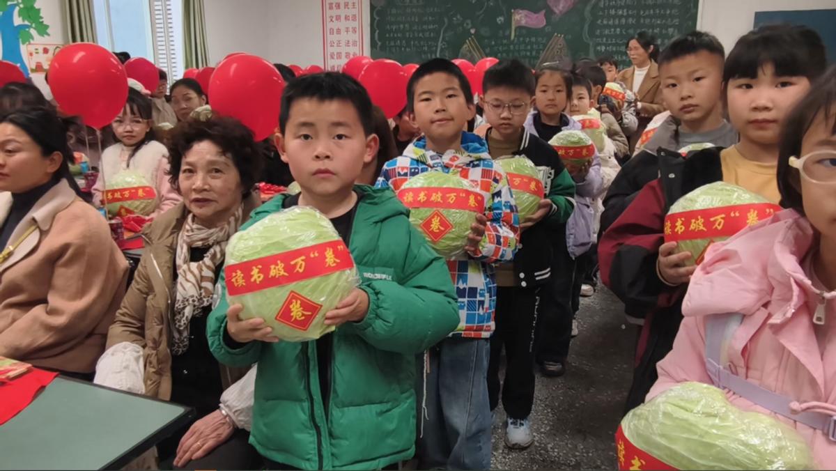 安居一小“花式”迎开学：卷心菜送祝福，寓意“读书破万卷”