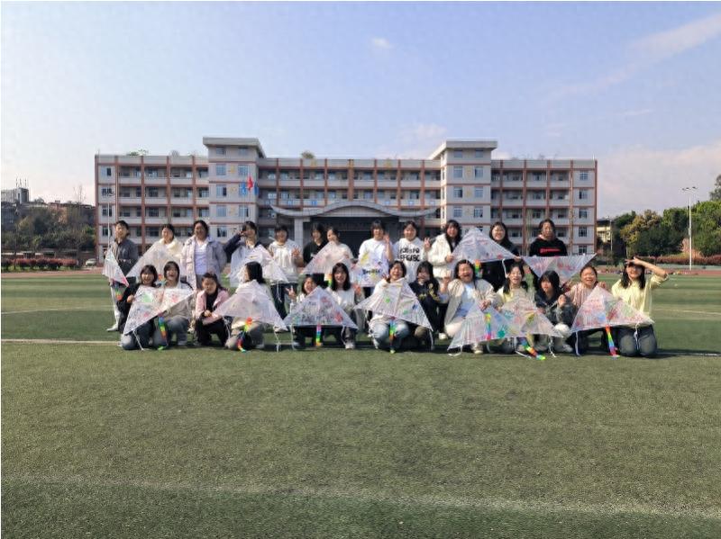 纸鸢逐风 青春飞扬——宜宾市叙州区高新综合高中2025级幼儿保育班开展集体放风筝活动