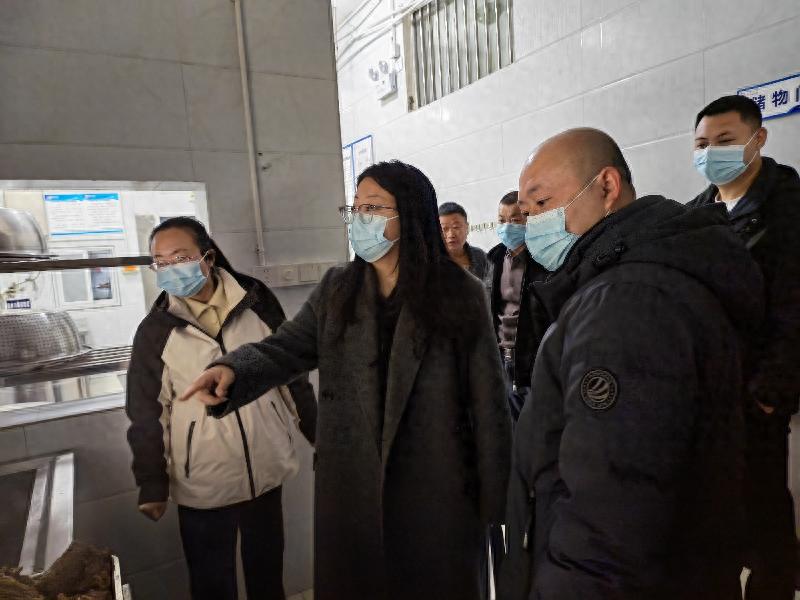 安居区东禅镇一行到东禅小学开展校园安全工作专项调研