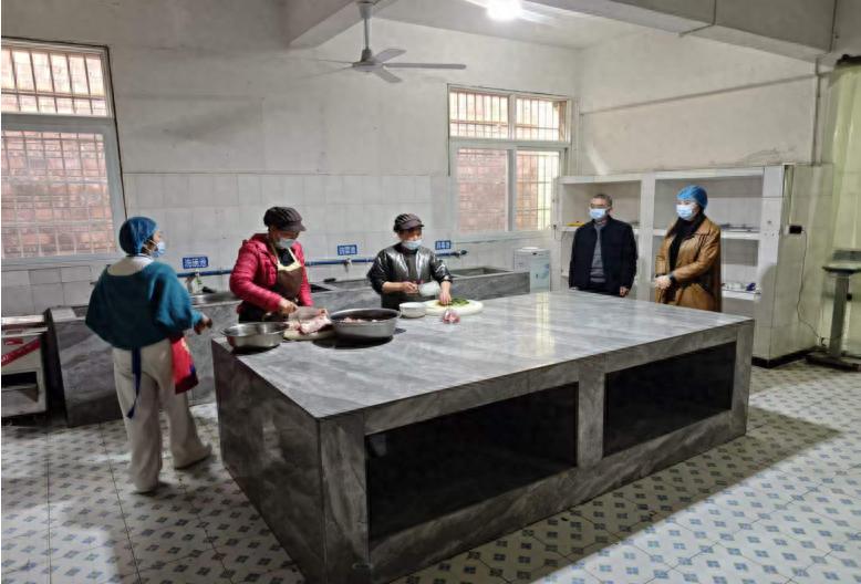 筑牢食品安全防线 守护师生健康饮食——宜宾市南溪区林丰学校召开食堂现场办公会