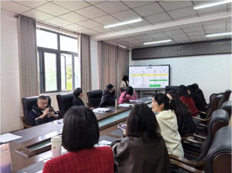 精准分析明得失 聚力教研提质量——宜宾三江新区顺南学校小学数学教研组召开2025年秋期期末成绩分析会