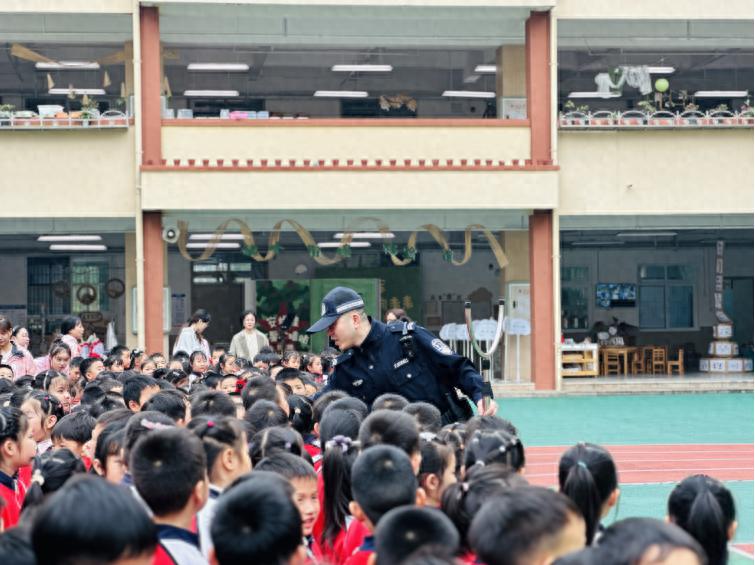 宜宾市南溪区康幼教育集团康安幼儿园：警园携手筑防线 安全护航伴成长