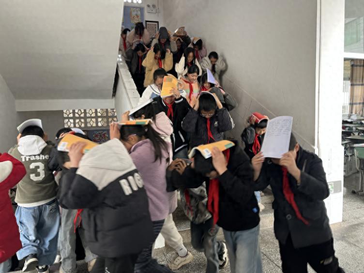 宜宾市叙州区双龙学校捧印小学校区开展地震应急逃生演练