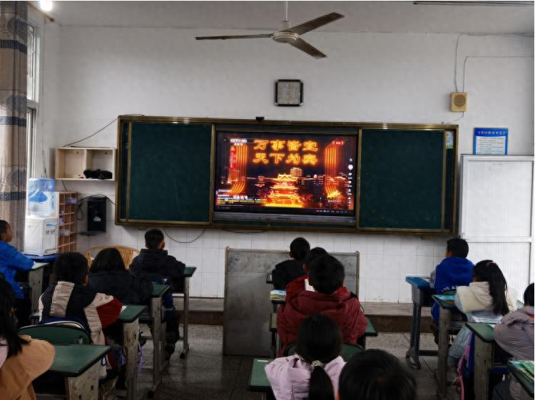 宜宾娃娃 爱国爱家——宜宾市叙州区双龙学校捧印小学校区上好开学第一课暨开学典礼思政课