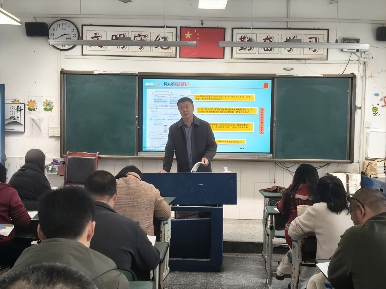 安居一小四年级组：开学筹备暖人心 集体备课共成长