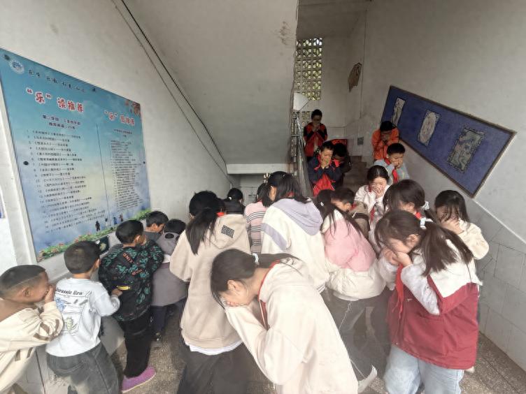 宜宾市叙州区双龙学校罗河小学校区开展火灾应急逃生疏散演练