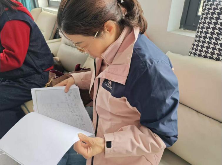 细查收支台账 筑牢食安防线——宜宾市南溪区多部门检查大观镇中心幼儿园食堂收支台账