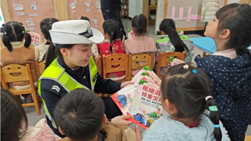 法治护航开学季 交通安全“第一课”深入人心——宜宾市南溪区大观镇中心幼儿园开展法治副校长进校园活动