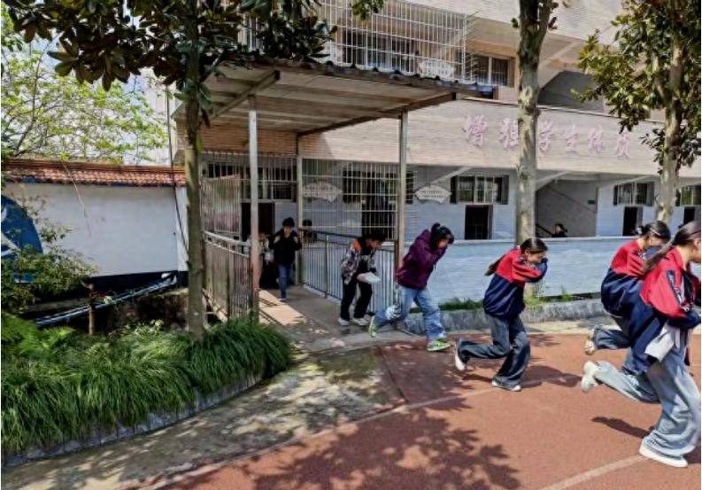 平安宿舍 消防先行——宜宾市南溪区林丰学校开展宿舍火灾应急演练