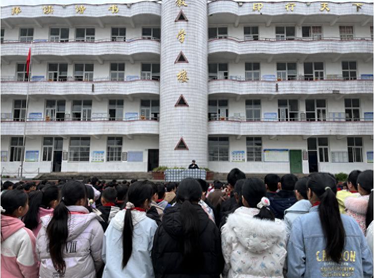 宜宾市叙州区双龙学校捧印小学校区开展法治宣传进校园活动