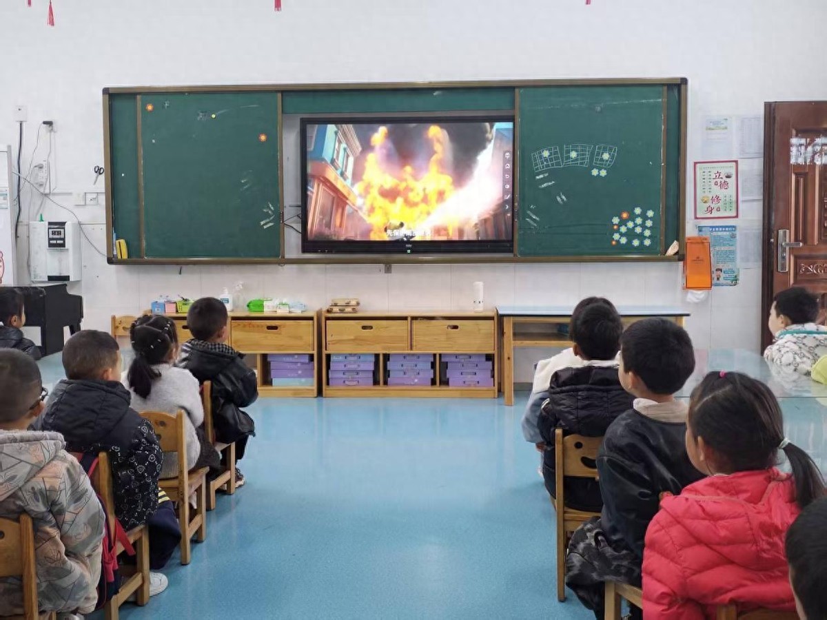 安居区中兴小学组织全体学生观看消防安全公开课