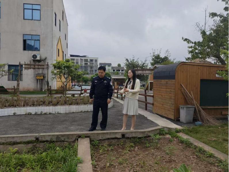 警园联动护童心 筑牢安全防护网——宜宾市公安局南溪区分局大观派出所对大观镇中心幼儿园进行常规安全隐患排查